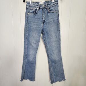 Zara High Rise Straight Jeans Womens 6 Light Wash Raw Hem Denim Trendy